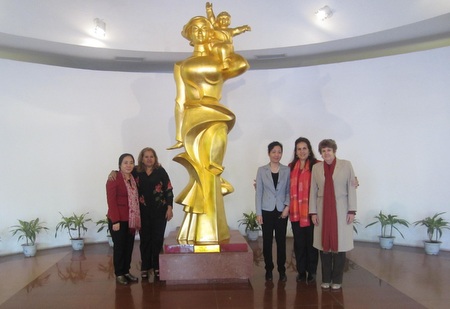 Đoàn đại biểu Hội Liên hiệp Phụ nữ Cuba thăm Bảo tàng Phụ nữ Việt Nam