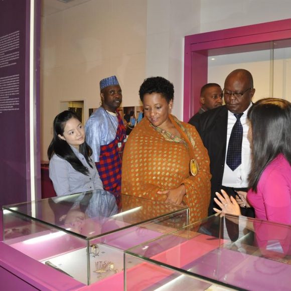 Thủ tướng Vương quốc Toro thăm Bảo tàng Phụ nữ Việt Nam