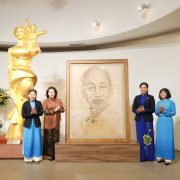 Bảo tàng Phụ nữ Việt Nam tiếp nhận bức chân dung Bác Hồ do bà  Nguyễn Thị Kim Ngân trao tặng