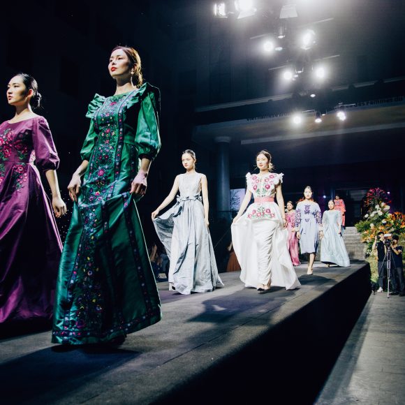 “Sắc màu di sản” tôn vinh áo dài Việt Nam và trang phục truyền thống Ukraina
