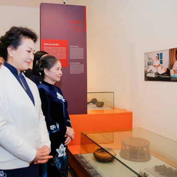 Phu nhân hai Tổng Bí thư Việt Nam và Trung Quốc thăm Bảo tàng Phụ nữ