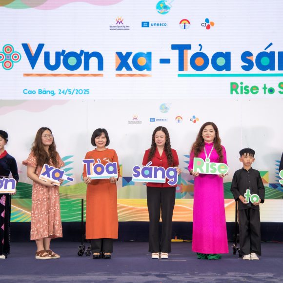 “Vươn xa -Tỏa sáng” truyền cảm hứng vươn lên cho học sinh dân tộc thiểu số ở Cao Bằng