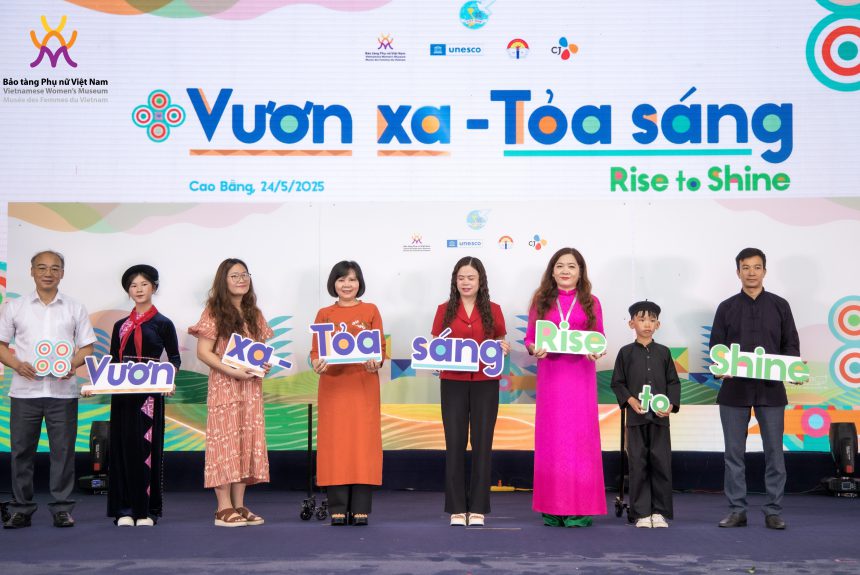 “Vươn xa -Tỏa sáng” truyền cảm hứng vươn lên cho học sinh dân tộc thiểu số ở Cao Bằng