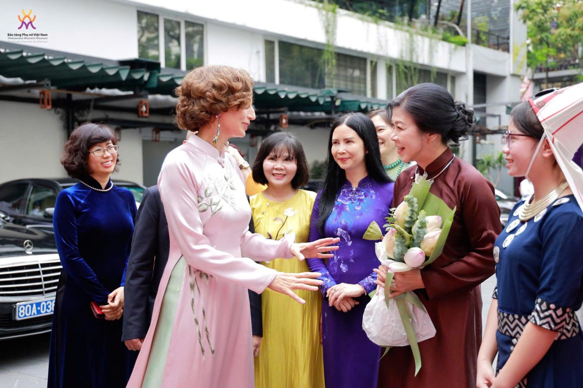 Phu nhân Ngô Phương Ly và Tổng Giám đốc UNESCO tham dự triển lãm ảnh “Chúng tôi có thể”
