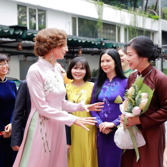 Phu nhân Ngô Phương Ly và Tổng Giám đốc UNESCO tham dự triển lãm ảnh “Chúng tôi có thể”