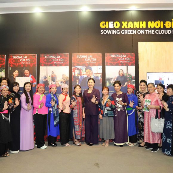 “GIEO XANH NƠI ĐỈNH MÂY” HÀNH TRÌNH KIẾN TẠO TƯƠNG LAI BỀN VỮNG “GIEO XANH NƠI ĐỈNH MÂY” HÀNH TRÌNH KIẾN TẠO TƯƠNG LAI BỀN VỮNG